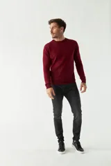 Sweater de punto para hombre con escote redondo, mangas largas y logo bordado en el pecho. Presenta un diseño clásico de calce regular.