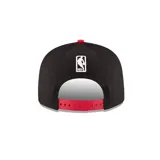 Gorra New Era 9Fifty de los Chicago Bulls, con visera plana y cierre snapback ajustable.