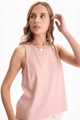 Blusa de lino negra, sin mangas y con escote redondo, de corte recto y holgado.