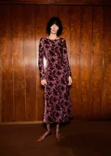 Vestido midi de manga larga con cuello redondo y diseño entallado. Confeccionado en tejido jacquard con estampado floral en tonos rosados y borgoña, cuenta con forro interior y cierre de cremallera lateral.