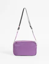 Bandolera color beige con múltiples bolsillos con cierre y correa ajustable negra y beige.