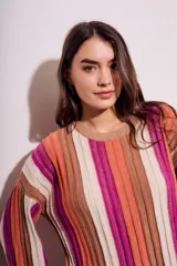 Sweater de punto con rayas verticales en tonos beige, naranja, marrón y fucsia.