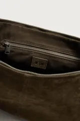 Bolso de hombro con diseño de media luna, confeccionado en piel con acabado de serraje. Cuenta con un asa integrada y cierre principal mediante cremallera.