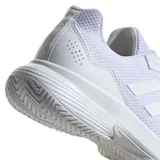 Championes Adidas Gamecourt 2.0 para hombre, color blanco. Capellada de malla ligera y talón acolchado. Entresuela de EVA y suela exterior Adiwear para tracción y durabilidad en pistas duras.