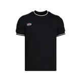 Remera negra de hombre marca Umbro, con cuello redondo y mangas cortas con ribete blanco. Logo de Umbro bordado en el pecho y cinta con logos repetidos en los hombros.