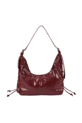 Cartera tipo hobo de material sintético con acabado brillante, cierre superior con cremallera, correa ajustable y laterales con cordones decorativos.