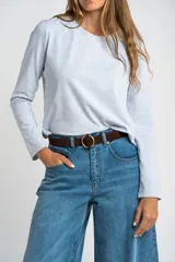 Remera de manga larga, color gris melange, con cuello redondo y calce ajustado al cuerpo.