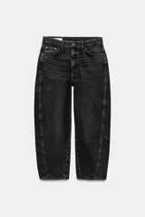 Jeans de tiro medio con diseño de volumen crop y perneras curvas. Presenta cinco bolsillos, cierre frontal con cremallera y botón metálico.