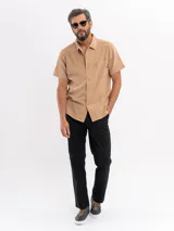 Pantalon chino de corte regular y tiro medio, con cierre de boton y cremallera, bolsillos laterales y traseros, y terminacion recta.