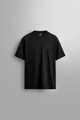 Camiseta de entrenamiento de corte relajado (relaxed fit), color negro, confeccionada en tejido de peso medio con mezcla de algodón. Presenta cuello redondo con acabado en vivo doble y manga corta.