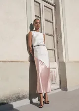 Falda midi de tiro medio, confeccionada en tejido satinado con efecto arrugado y cintura elástica.