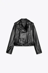 Cazadora tipo biker de efecto piel, con cuello de solapa, cierre frontal cruzado con cremallera, bolsillos delanteros con cremallera y bajo con cinturón ajustable.