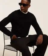 Suéter masculino de cuello redondo y manga larga, confeccionado en tejido de malla con textura de cuadros grid. Presenta un diseño minimalista y versátil, ideal para diversas ocasiones.