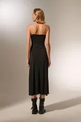 Vestido midi strapless de corte ajustado al cuerpo, confeccionado en tela de poliéster con cierre posterior.