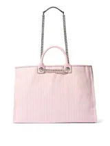 Bolso tipo shopper de Victoria's Secret, confeccionado en lona con diseño a rayas rosadas y blancas. Cuenta con asas de mano y correas de hombro con cadena metálica. Incluye un parche circular con el logo de la marca y alas bordadas en el centro.