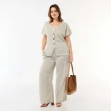 Pantalón ancho de punto crepé color blanco con diseño de rayas finas verticales, tiro alto y bolsillos laterales.
