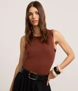 Top sin mangas color rosa claro, de corte ajustado, con cuello redondo y ribete de satén en el cuello y las sisas.