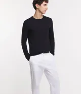 Suéter masculino de cuello redondo y manga larga, confeccionado en tejido de punto liso. Presenta un diseño básico y versátil, ideal para uso diario.