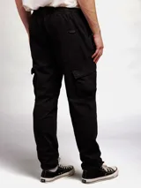Pantalon tipo jogger cargo color tostado, con cintura elástica ajustable mediante cordón, bolsillos laterales con solapa y puños elásticos en los tobillos.