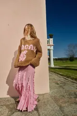 Falda midi de tul color rosa, con volados verticales y calce evasé. Tiene cintura elástica.