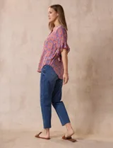 Blusa de gasa estampada marca Ruby Rd, con cuello a la base, abertura central con botones y mangas cortas amplias con volados.