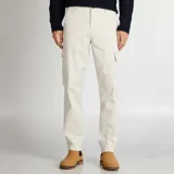 Pantalón cargo de hombre color gris claro, corte recto, con bolsillos laterales tipo parche en las piernas y cierre frontal.