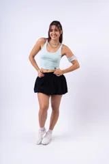 Minifalda blanca de corte globo con cintura elastizada.