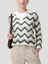 Sweater tejido a crochet de manga larga, con cuello polo y escote en V, con diseño geométrico en tonos beige, verde y marrón.