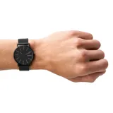 Reloj Skagen Signatur con caja de acero inoxidable negro de 40 mm y malla metálica negra de 20 mm. La esfera negra tiene un acabado sandblast y está protegida por cristal mineral.