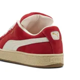 Championes Puma modelo Suede XL, color rojo con detalles en blanco y suela de goma texturizada en tono crema.