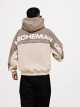 Hoodie oversize en tonos habano y crema, con capucha y estampa en la espalda y mangas con la inscripción "Bohemian Depts".
