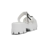 Sandalias negras con plataforma y hebilla ajustable.