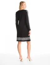 Vestido midi de tejido de punto con diseño integrado que simula un conjunto de vestido liso negro y cárdigan largo estampado con motivo animal print en blanco y negro. Presenta escote redondo y mangas largas.