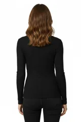 Remera de manga larga con cuello redondo a la base, confeccionada en tejido de algodón con elastano de textura acanalada.