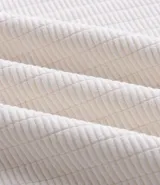 Suéter masculino de cuello redondo y manga larga, confeccionado en malla texturizada con diseño de cuadros grid. Presenta un corte clásico y versátil, ideal para diversas ocasiones.