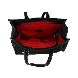 Cartera mediana tipo shopper color marrón, con doble asa de hombro y cierre superior. Incluye un dije colgante con forma de labios y logo de la marca en color fucsia.