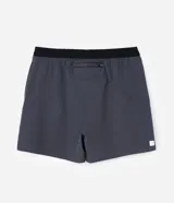 Bermuda masculina Get Over confeccionada en tejido tecnológico de poliéster y elastano, de color gris oscuro, con calce regular, cintura elástica con cordón ajustable y bolsillos laterales.