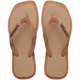 Ojotas Havaianas Top Square Fusion color marrón, con tiras texturizadas y logo de la marca en relieve. La suela tiene un diseño de textura antideslizante.
