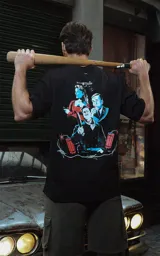 Remera negra de algodón con corte holgado y texto estampado en blanco en el pecho que dice "Au revoir, shoshanna!".