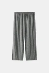 Pantalón baggy gris melange confeccionado en hilatura con lana, de tiro bajo y cintura elástica.