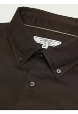 Camisa Arrow de manga corta y cuello con botones, color marrón, confeccionada en mezcla de lino y algodón.