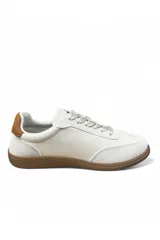 Championes deportivos Santa Barbara modelo Chill Summer, color beige con suela de goma marrón y detalles en marrón en el talón. Presenta el logotipo de un ave bordado en negro en el lateral y cordones beige.