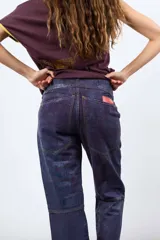 Pantalon de denim 100% algodon, calce amplio y estructura marcada, intervenido manualmente.