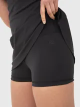 Vestido deportivo negro con breteles finos en color blanco, diseñado para padel o tenis. Incluye calza corta separada para mayor comodidad durante el juego.