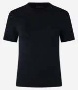 Blusa de ribana color marrón, con cuello redondo ajustado y mangas cortas.