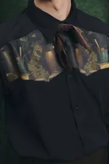 Camisa negra de manga larga con canesú frontal estampado con motivos artísticos de bodegón. Incluye una corbata fina integrada del mismo tono.