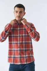 Camisa de hombre a cuadros color rosa, blanco y azul, de corte slim, manga larga, con bolsillo en el pecho y logo bordado.