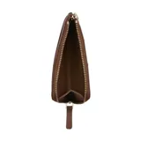 Billetera Marc Jacobs de cuero negro con cierre superior y tarjetero exterior. Presenta el texto "THE WALLET" grabado en relieve en la parte frontal junto con la marca "MARC JACOBS".
