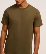 Remera básica de corte regular para hombre, color verde militar, con mangas cortas y cuello redondo.