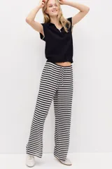 Pantalón de punto suave, con diseño de rayas horizontales, cintura elástica con cordón de ajuste y piernas amplias de corte recto.